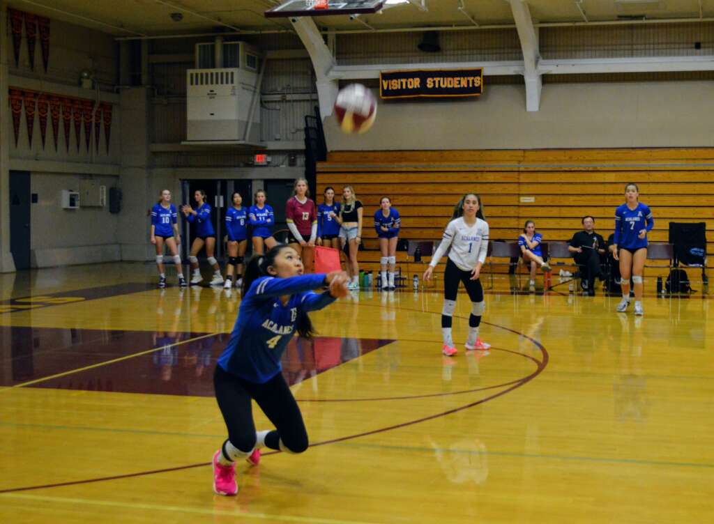 Varsity Girls Volleyball goes to 3-0 in League with a demolition of Las Lomas in 3 Sets