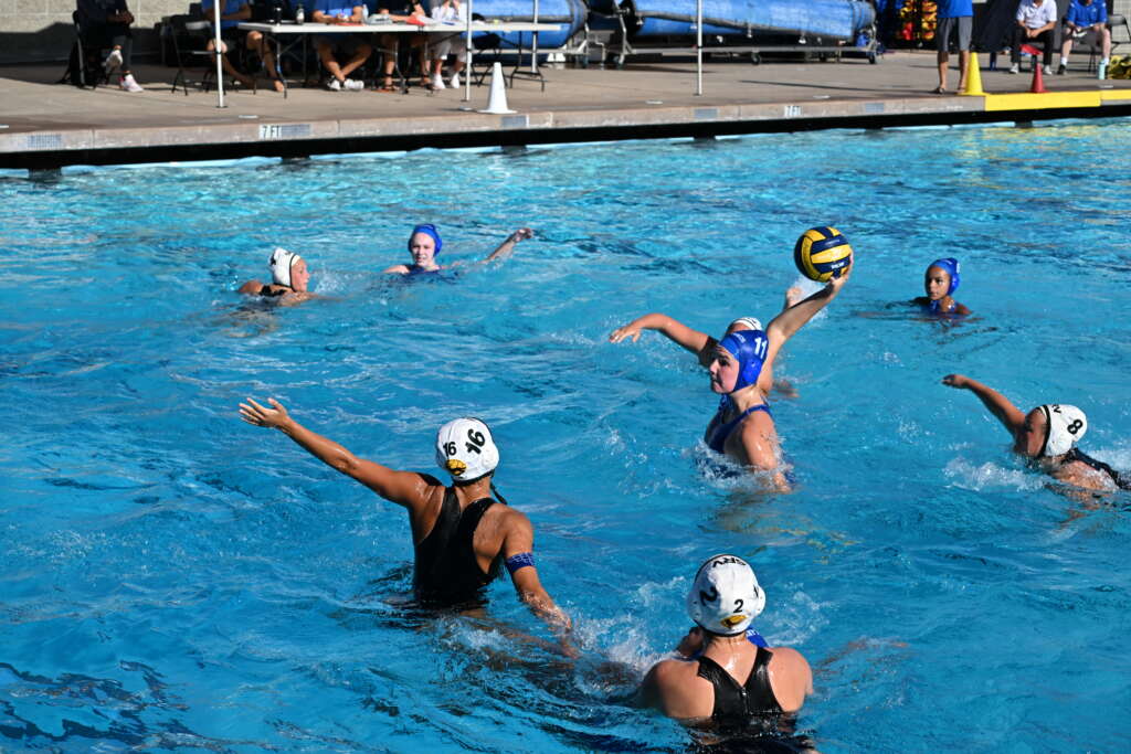 Girls Varsity Waterpolo Splits the Weekend, Going 1-1!